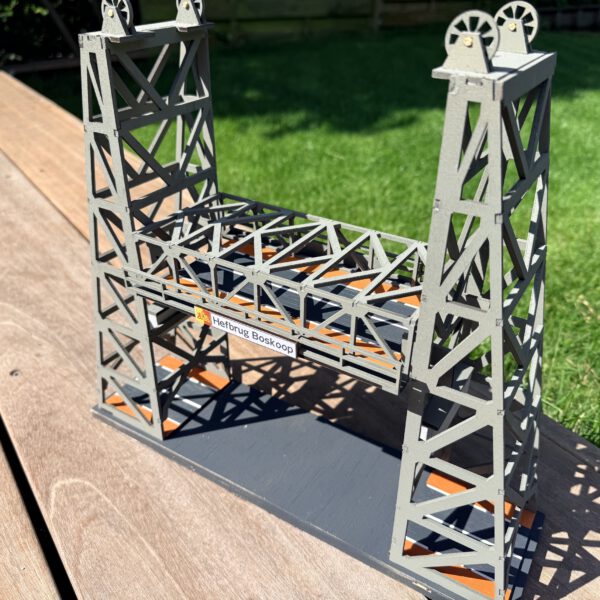 Boskoopse hefbrug, uit hout gesneden