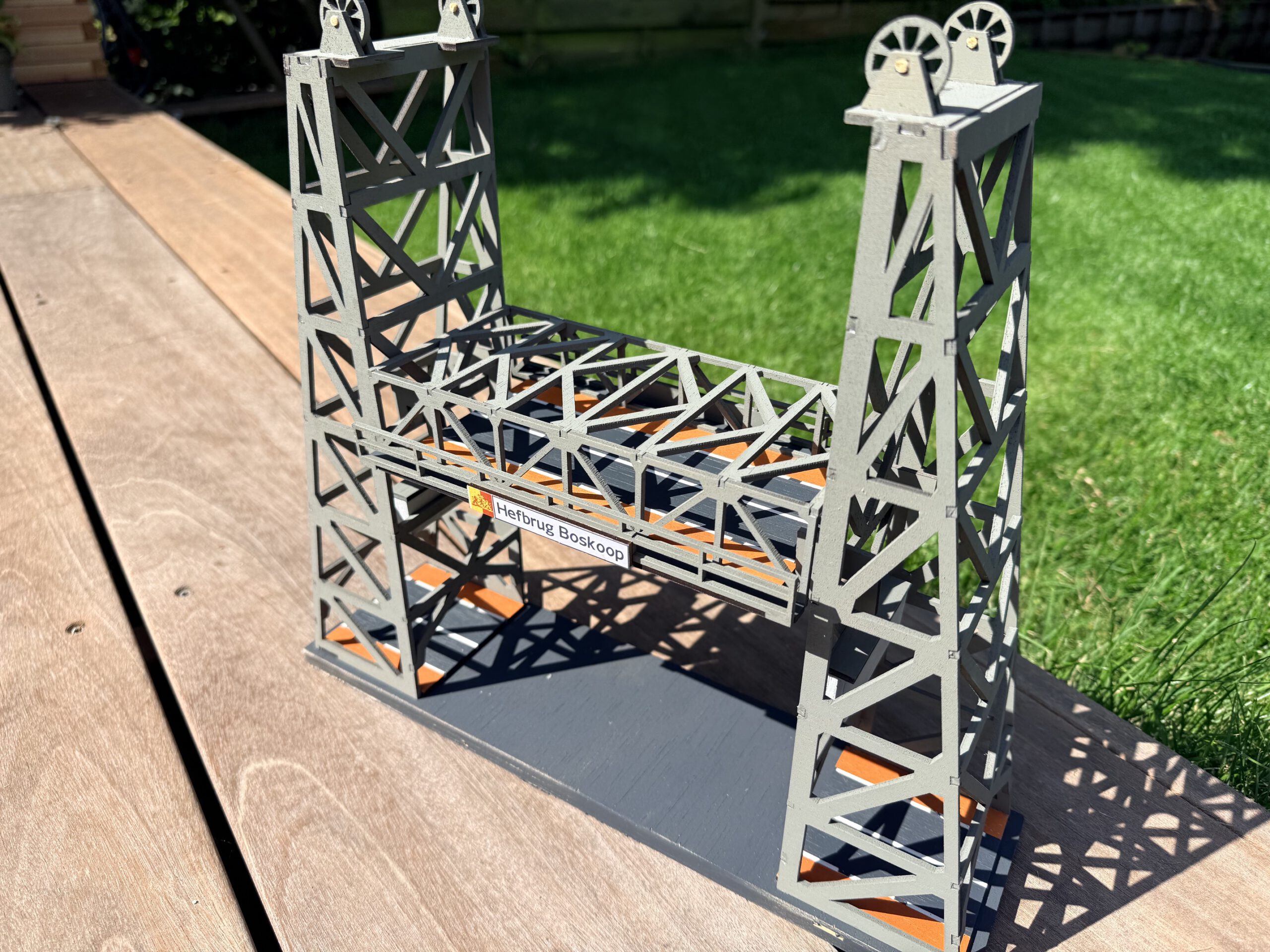 Boskoopse hefbrug, uit hout gesneden